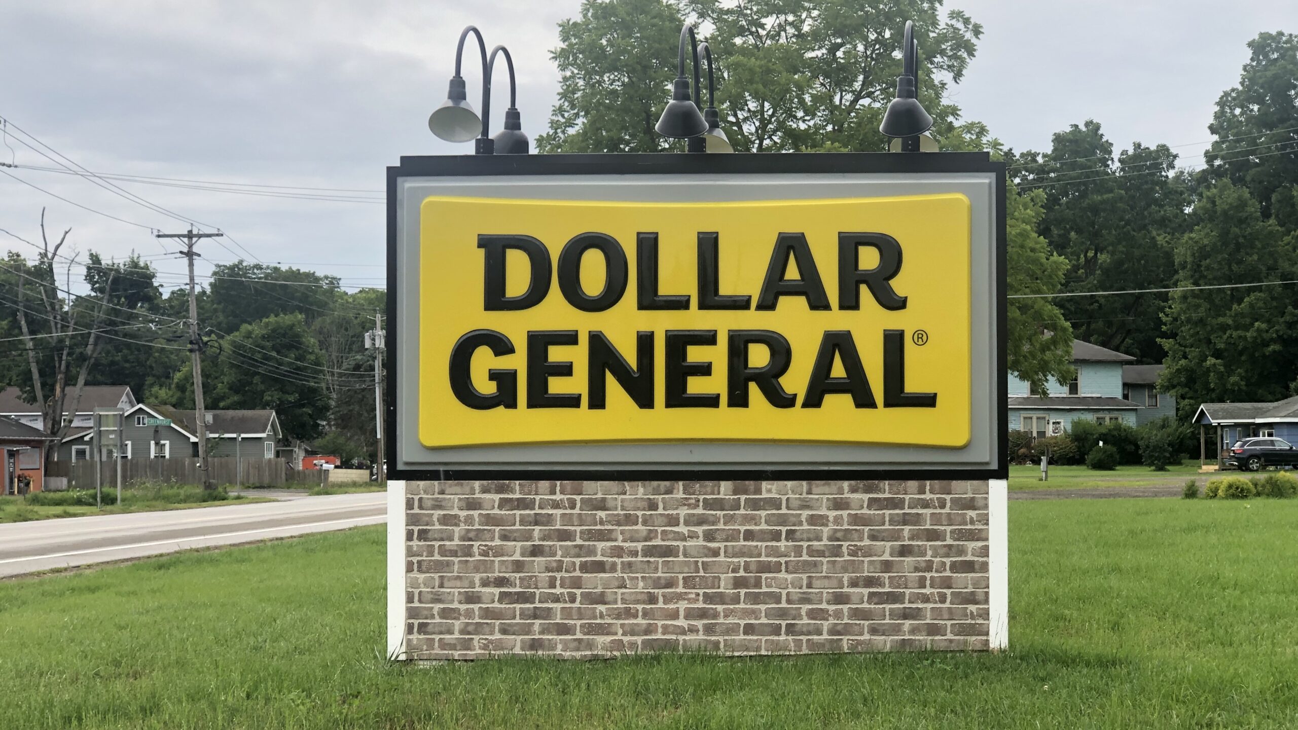 Armed Robbery on Jones Avenue: Dollar General Employee Targeted