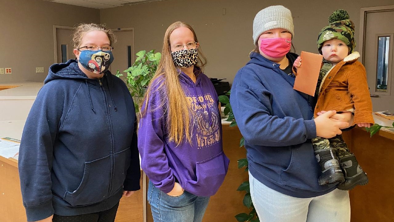 Single Parent Students Receive Thanksgiving Donation From Bills Star