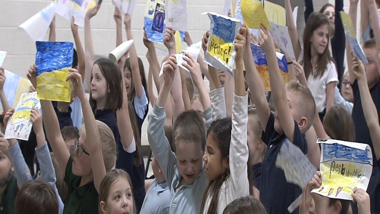 Warren School Students Help, Meet Ukrainian Refugees