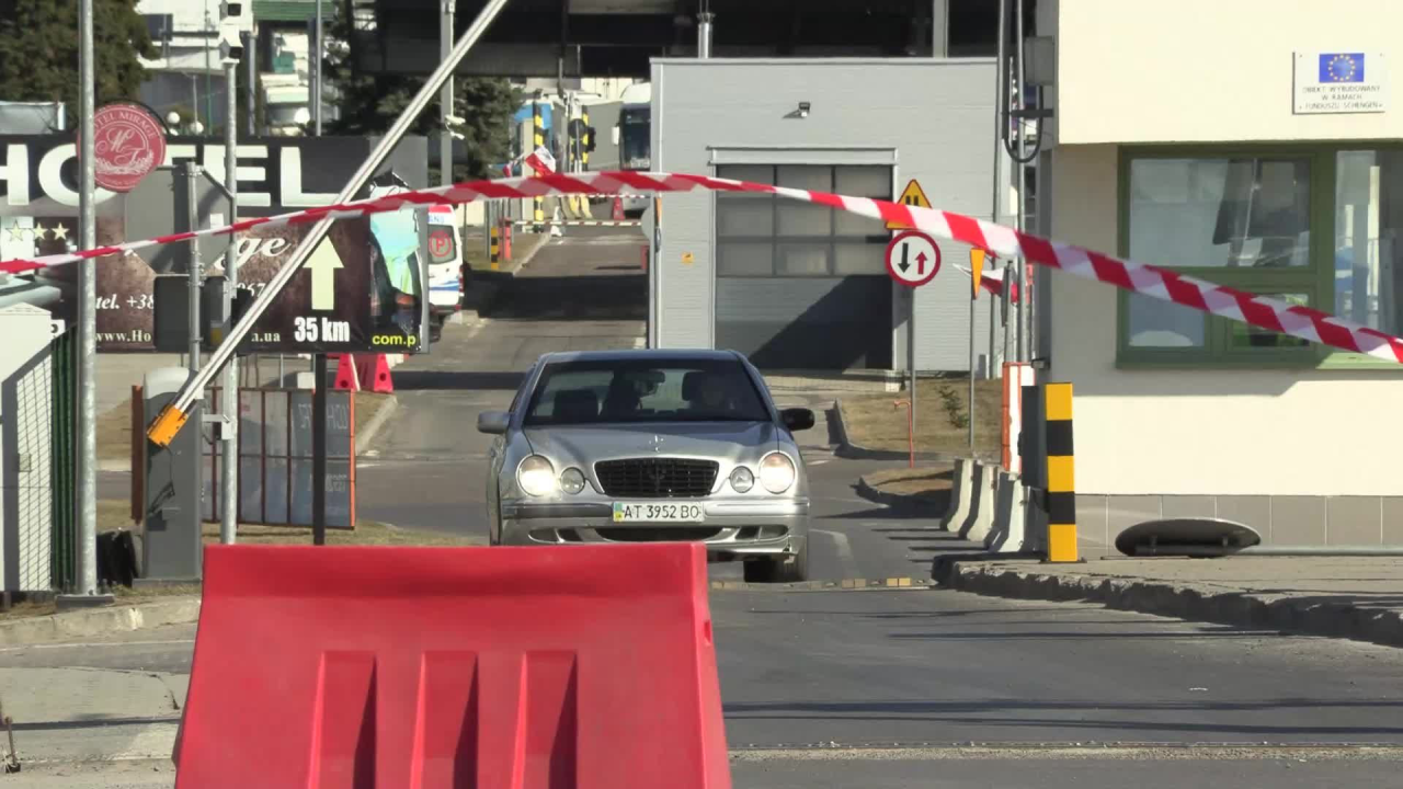 New York Man, Other Americans Volunteer at Ukraine Border 