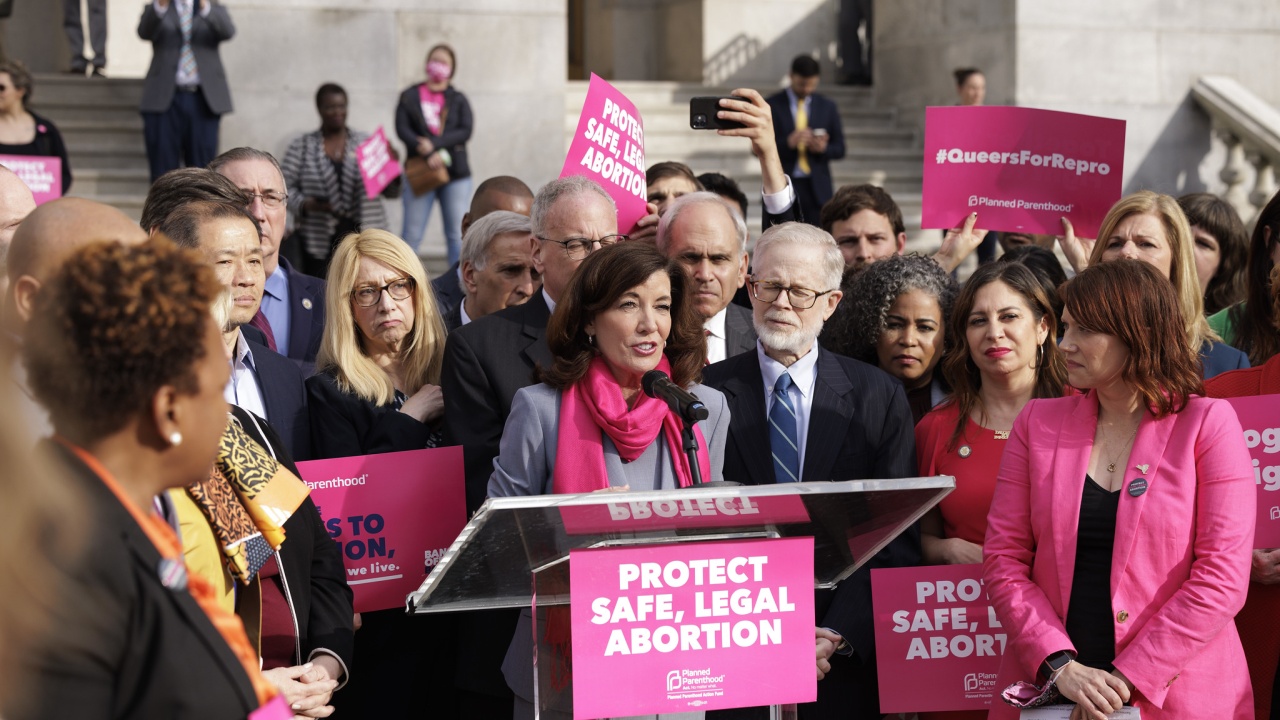 Hochul Calls On Federal Gov. To Pass Women’s Health Protection Act