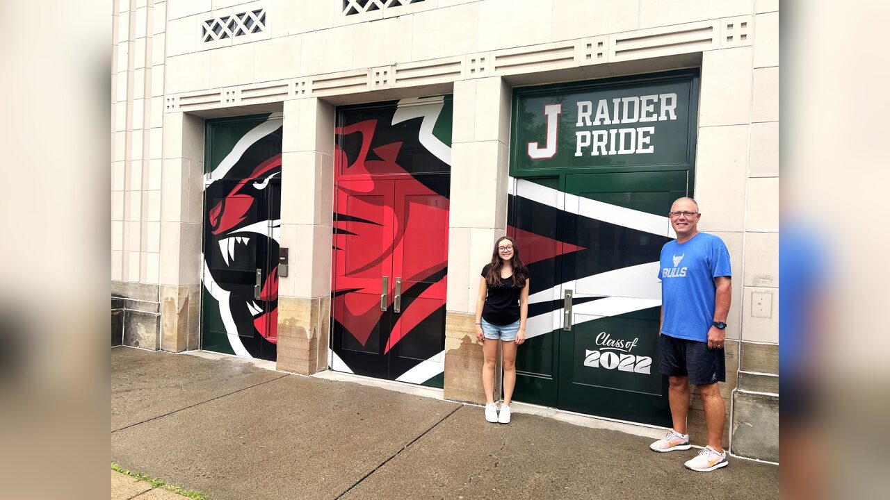 JHS Class of 2022 Presents Gift To JHS