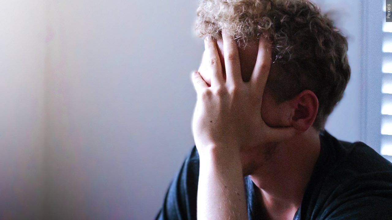 Loneliness poses risks as deadly as smoking: surgeon general