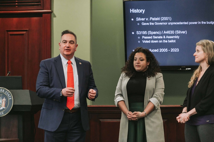 Bipartisan Push to Curb Governor’s Power Gains Traction